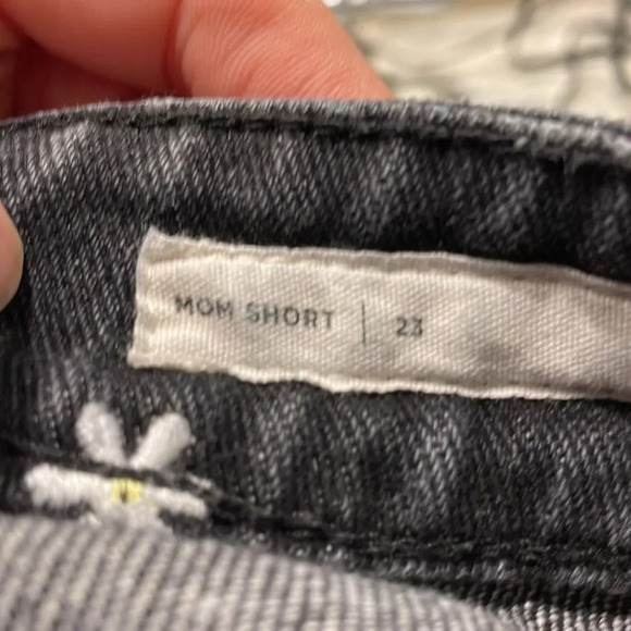 Pacsun mom short black shorts with daisys all over them - Picture 9 of 14